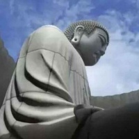 带眼镜的安藤